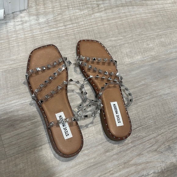 Steve Madden Women's Skyler Flat Sandal – Edgy Studded Strappy Design, Slip-On Comfort